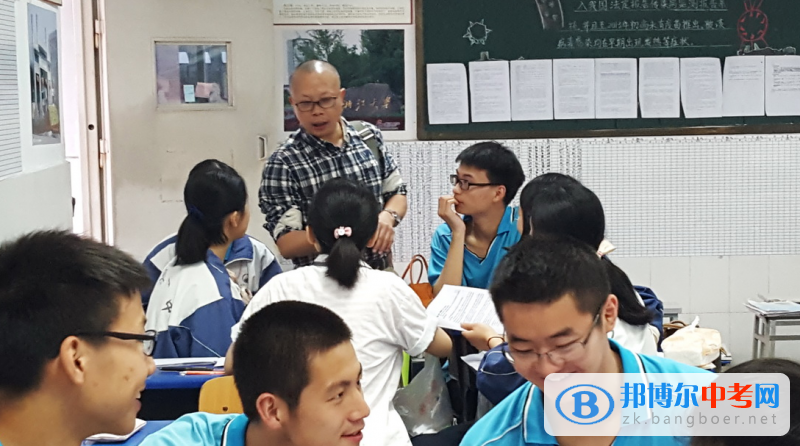 成都市龙泉一中省教科所董洪丹主任视导高三英语教学工作