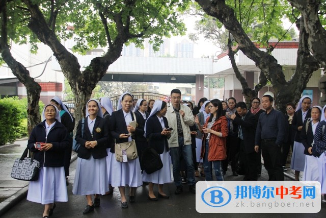 泰国乌汶府教育访问团来四川师大附中高中部访问