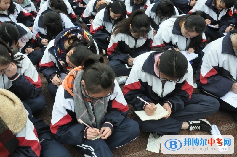 四川省成都市龙泉第二中学隆重举行2017年高考百日誓师大会