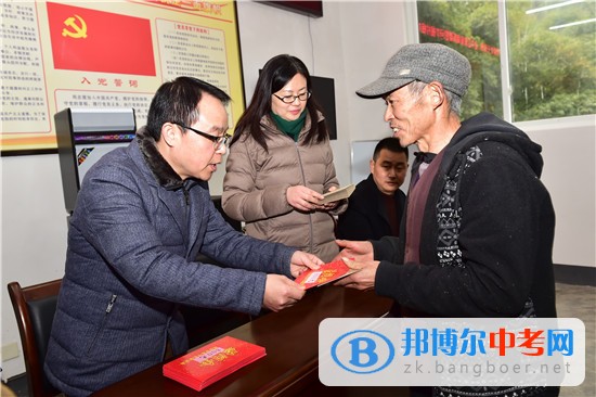 区教育局节前走访慰问邛崃市水口镇李桅村贫困户