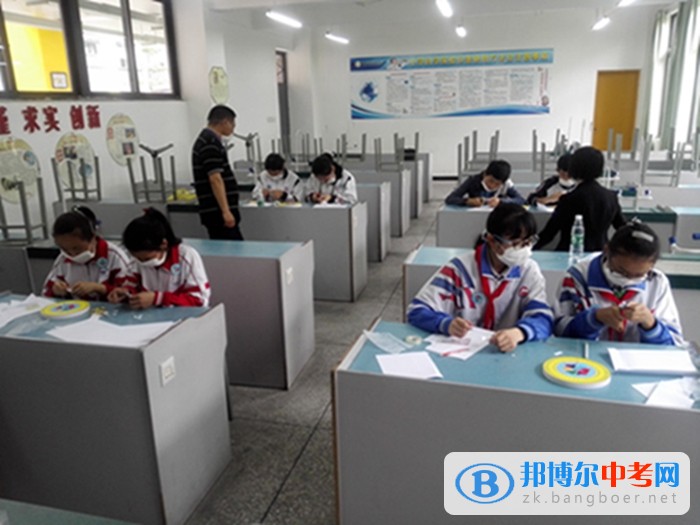 都江堰外国语实验中学在都江堰市中、小学生第八届科技节中取得优异成绩