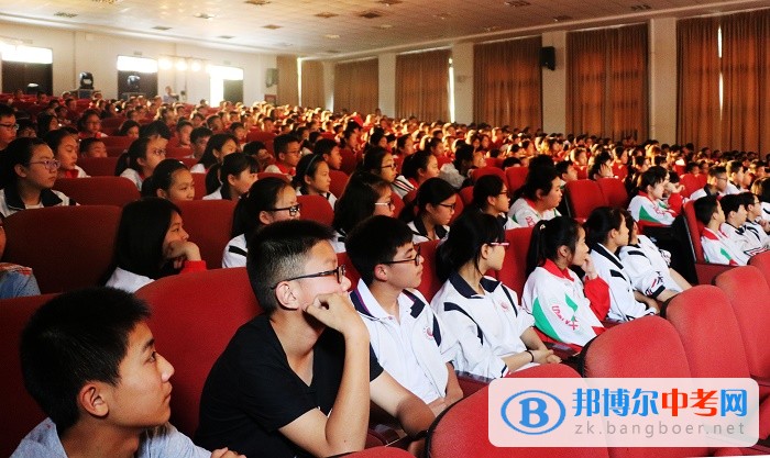 “青春无毒 健康成长”--青少年毒品预防教育演出在都江堰外国语实验中学举行