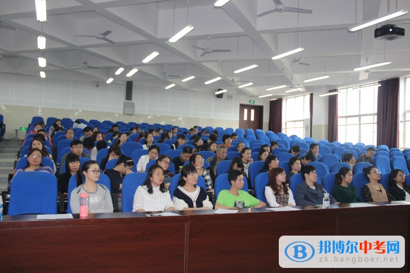 成都市第四十中学校举办“阅读心灵·对话世界”的读书汇报活动续