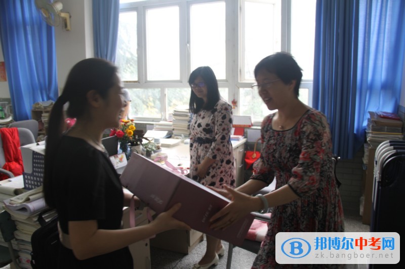 四川省成都市第十七中学领导关怀送温暖  高三教师倍振奋 