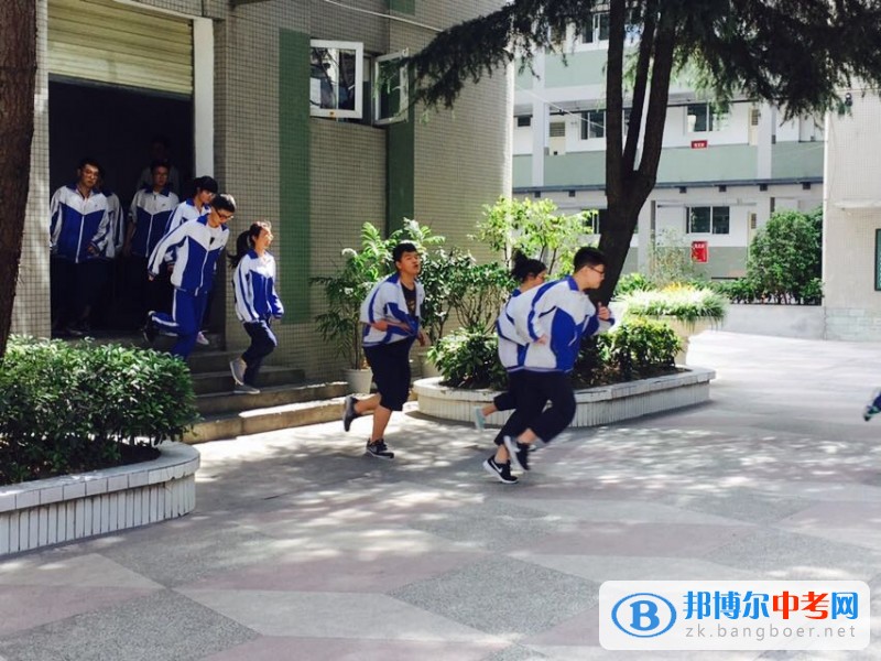 四川省成都市第十七中学高中部举行地震疏散演练