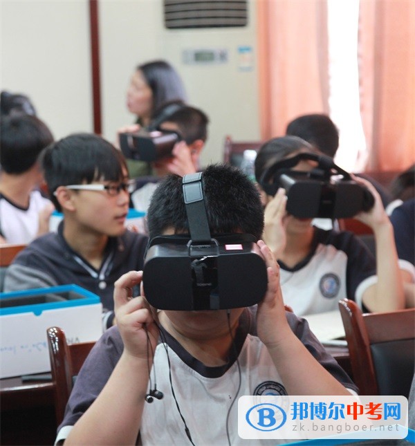 “感受海洋之美”VR课程走进双流县艺术体育实验中学分部