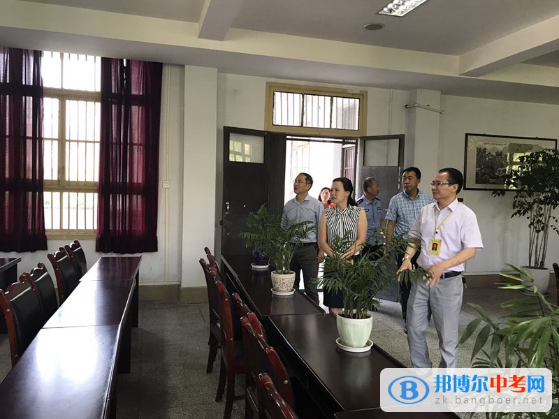 隆昌县委常委、宣传部长罗平芳到隆昌县第二中学检查高考备考工作