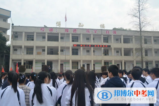 东兴区第十二中学践行“十爱 ”清明祭英烈