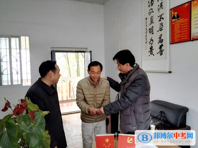 教育局副局长黄荣安一行为龙结中学生病教师送来温暖