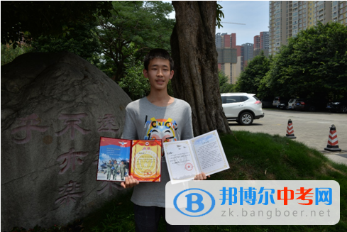 四川省温江中学成为四川2017年首个收到高考录取通知书的幸运儿
