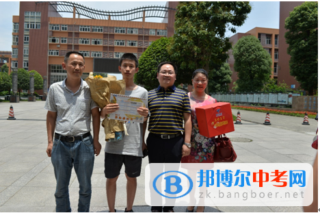 四川省温江中学成为四川2017年首个收到高考录取通知书的幸运儿