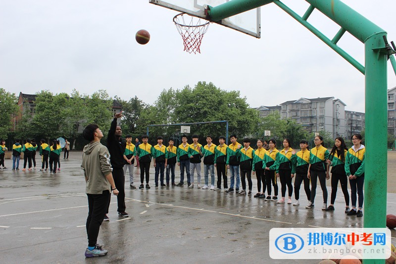 圆梦NBA ——美国篮球教练莅临隆昌县第二中学进行现场指导