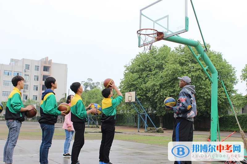 圆梦NBA ——美国篮球教练莅临隆昌县第二中学进行现场指导