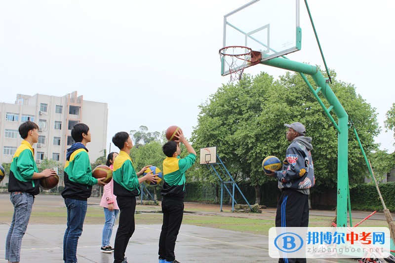 圆梦NBA ——美国篮球教练莅临隆昌县第二中学进行现场指导