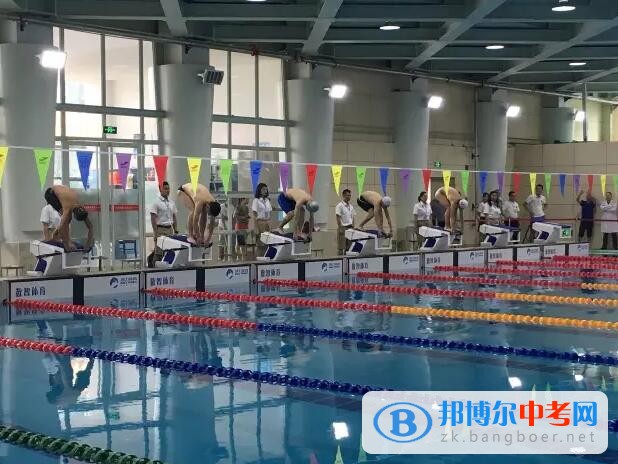 电子科技大学实验中学秦紫琳带领科中游泳队参加了比赛