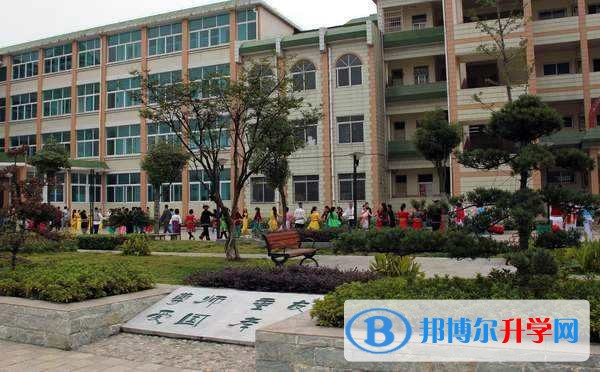 安顺市民族中学,始建于1981年,1999年4月迁建至安顺市开发区南航路烟