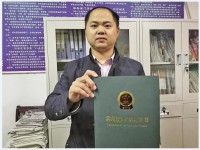 内江一中物理老师谢佐杰发明的吸尘黑板擦获国家专利
