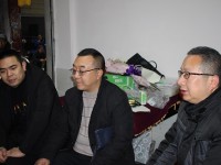 向英雄致敬