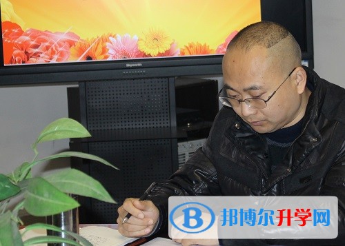 群策群力 开创艺体教学新局面