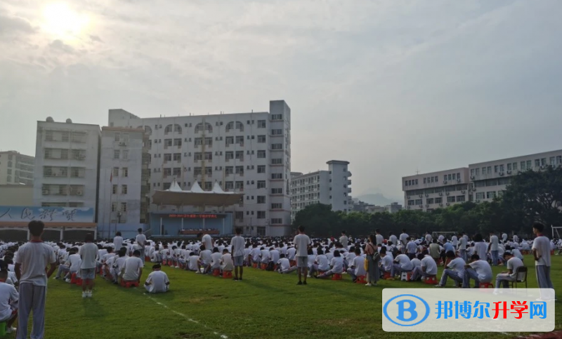 云浮市邓发纪念中学地址，乘车路线