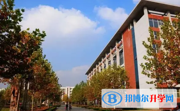 任丘市第一中学地址，乘车路线