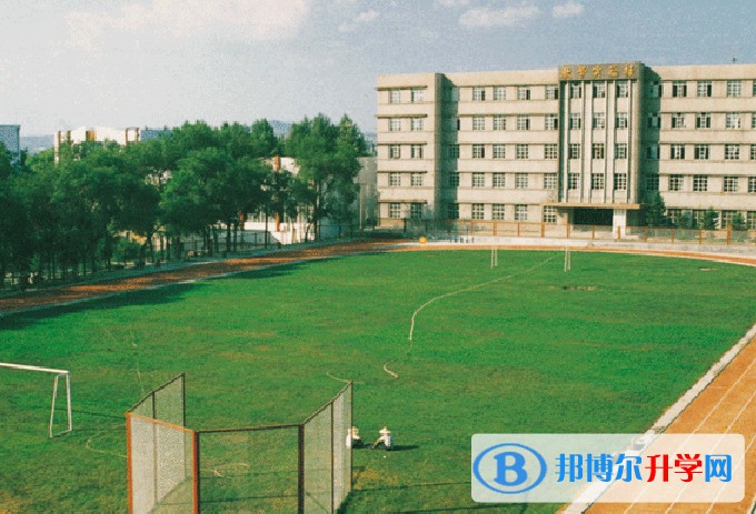 鹤岗市第一中学地址，乘车路线